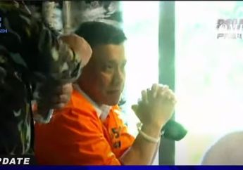 Begini Penampakan Perdana Ferdy Sambo Pakai Baju Tahanan Oranye di TKP Rekonstruksi Pembunuhan Brigadir J, Tunjukkan Ekspresi Datar dengan Tangan Diborgol