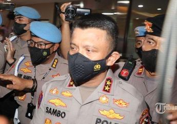 Duduk Santai Menunggu Giliran untuk Jalani Rekonstruksi Pembunuhan Brigadir J, Irjen Ferdy Sambo Kedapatan Tersenyum dan Dilayani Anggota Brimob
