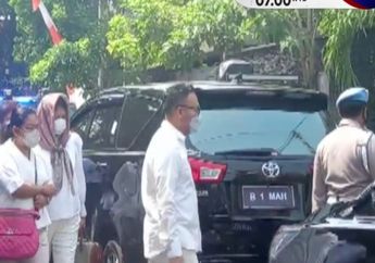 Putri Candrawathi Hadir di TKP Pembunuhan Brigadir J, Tampil Pakai Baju Putih Bekerudung, Ekspresinya Jadi Sorotan