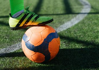 'Pentingnya Menghargai Hobi Pasangan', Nekat Jemput Paksa Pasangan yang Main Sepak Bola di Lapangan, Wanita Berhijab Ini Auto Banjir Hujatan Netizen