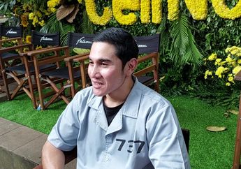 Duka Masih Menyelimuti Korban Tragedi Kanjuruhan, Vino G. Bastian Kritik Keras Aksi Ketua Umum PSSI Main Bola dengan Presiden FIFA!