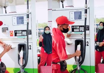 Viral Pengendara Motor Berhasil Abadikan Momen Detik-detik Pergantian Harga BBM di SPBU, Netizen: Yang Ngisi Terakhir Auto Nyesel