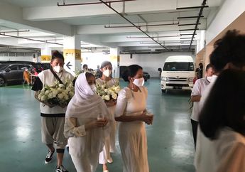 Tampak Haru, Begini Detik-detik Jenazah Reza Gunawan Dibawa ke Ruang Kremasi