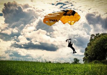 Arti Mimpi Terjun Payung Konon Melambangkan Kecemasan dan Keraguan, Jangan Takut untuk Keluar dari Zona Nyaman!