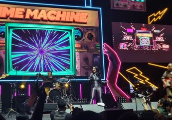 Tampil Seski bak Catwoman, Denada Totalitas Saat Manggung di Flavs Festival 2022!