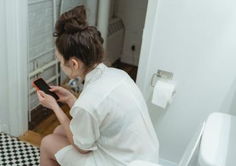 Hati-hati! Kelewat Asyik Main Ponsel Sambil BAB, Pria Ini Mendadak Lumpuh, Bagaimana Bisa?