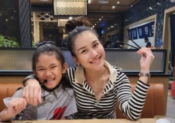 Ngaku Paling Tajir se Kota Depok hingga Rumah Mewahnya Paling Mencolok yang Ada di Gang Sempit, Artis Cantik ini Santap Makanan Mewah Bersama Keluarganya