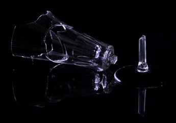 6 Arti Mimpi Memecahkan Gelas, Pertanda Hadapi Masalah Asmara hingga Ada Perubahan Besar