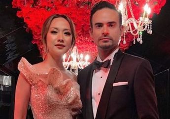 Rayakan Hari Ulang Tahun Ashraf Sinclair, Intip Momen Manis Bunga Citra Lestari Sungkem dengan Mertua di Makam sang Suami, Terungkap Pesan Harunya: Mencintaimu Selalu