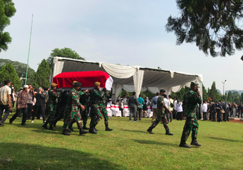 Tampak Haru, Jenazah Ketua Dewan Pers Prof Azyumardi Dimakamkan Secara Militer