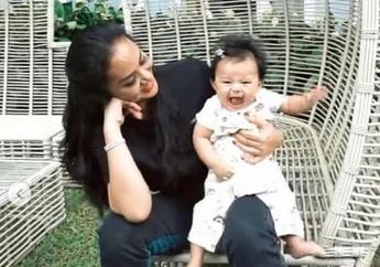 Intip Penampilan Anggun Krisdayanti Saat Hadiri Acara Tedak Siten Ameena Nur Atta