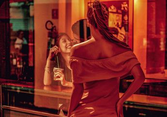 Asyik Berduaan dengan Wanita Lain, Suami Terang-Terangan Bohong Saat Ditelepon Tak Sadar Istri Memantau dari Belakang