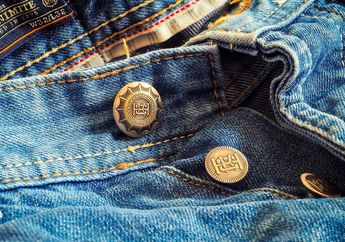Sering Digunakan, Kapan Waktu yang Tepat untuk Mencuci Celana Jeans?