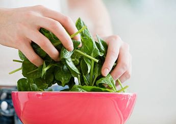 Heran Lihat Wajah Mertua Tampak 20 Tahun Lebih Muda, Ternyata Cuma Rutin Makan Sayur Rp 5 Ribuan Ini, Khasiatnya Luar Biasa!