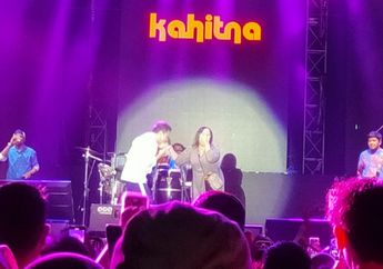 Lakukan Adegan Romantis, Kahitna Ajak Penggemar Wanita Naik ke Atas Panggung di Festival Musik Projek-D De Tjomadoe Solo