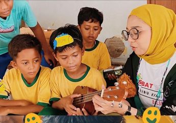 Peringati Hari Sumpah Pemuda, Chiki Fawzi Ajarkan Perilaku Hidup Bersih Pada Anak-anak di Pulau Panggang 