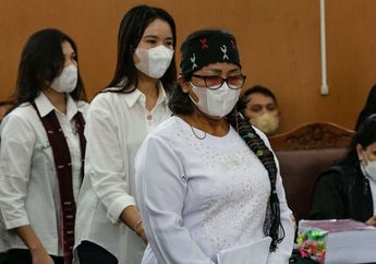 Putri Candrawathi Hanya Dituntut 8 Tahun Penjara, Ibu Brigadir J Histeris Tak Terima, Minta Keadilan pada Hakim