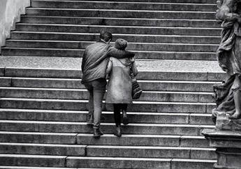 Arti Mimpi Jatuh dari Tangga, Waspadalah Masa-masa Sulit Akan Datang, Siap Keluar dari Zona Nyaman?