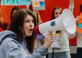 Gegara Bawa Poster Ini, Perempuan Asal Cimahi Ditangkap Saat Rombongan Joe Biden Melintasi Jalan Nusa Dua Bali