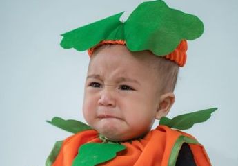 Lahir Jadi Anak Sultan, Rayyanza Tetap Diajari Cara Ngepel Lantai oleh Sosok Tak Terduga Ini, Netizen Bangga: Semangat Cipung!