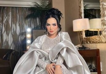 Krisdayanti Tak Segan Duduk Lesehan di Halaman Masjid Baiturrahman Aceh, Gaya Anggunnya Berbalut Gamis dan Hijab Auto Panen Doa