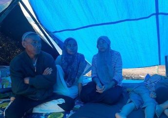 Pilu, Kakek Nenek Ini Tidur di Atas Makam Bersama Cucunya Setelah Gempa Cianjur yang Telan Korban 271 Jiwa, Sebut Butuh Hal Ini