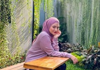 Nathalie Holscher Tak Ragu Duduk Lesehan Bareng Korban Gempa Cianjur, Aksinya Bagi-bagi Makanan hingga Hibur Pengungsi Tuai Pujian