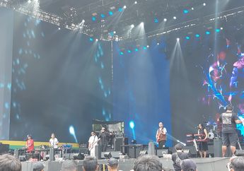 Meski Hujan Perlahan Turun, Penonton Tetap Setia Saksikan Melly Goeslaw di Soundrenaline 2022