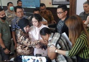 Ngaku Nyesel Sudah Hujat Dewi Perssik, Haters Ngemis Minta Ampun Cium Tangan ke Ibunda sang Biduan: Saya yang Kurang Ajar!