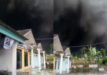 VIDEO MENCEKAM Detik-detik Wedus Gembel Gunung Semeru Kepung Pemukiman Warga, Siang Bolong Berubah Bak Tengah Malam