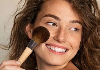 Sering Disepelekan! Inilah Cara Tepat Membersihkan Kuas Makeup Biar Nggak Bikin Wajah Jerawatan