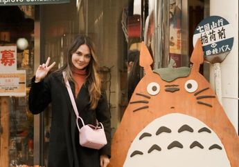 Luna Maya Berdoa Penuh Harap di Depan Kabah, Penampilan Cantik sang Artis saat Beribadah ke Tanah Suci Jadi Sorotan hingga Singgung Soal Jodoh!