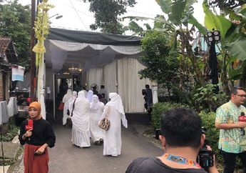 EKSKLUSIF! Begini Suasana Pengajian Jelang Pernikahan Kaesang-Erina, Calon Penganti Masih Disembunyikan