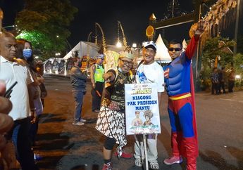 Nekat Pakai Kostum Superman dan Wayang di Pernikahan Kaesang dan Erina, Relawan Jokowi Ini Jadi Rebutan Warga untuk Foto Bareng