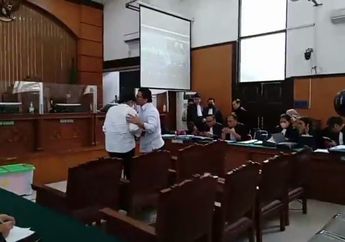 Makin Mesra, Ferdy Sambo dan Putri Chandrawati Berpelukan Sebelum Sidang Mulai