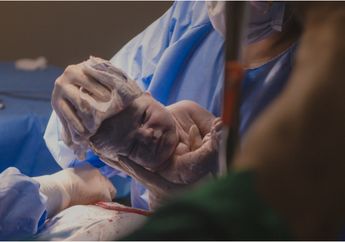 Viral Ibu Meninggal Usai Lahirkan Anak ke-10 dengan 8 Kali Operasi Caesar, Dokter Ini Berikan Tanggapan: Bunuh Diri!