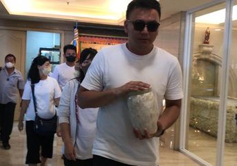 Usai Proses Kremasi, Wijin Melarung Abu Jenazah sang Ayah ke Laut Ini