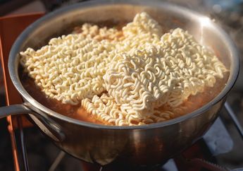 Makan Mi Instan Porsi Dobel Jadi Kebiasaan Orang Indonesia, Waspada Bahayanya Kalau Masih Sayang Nyawa!