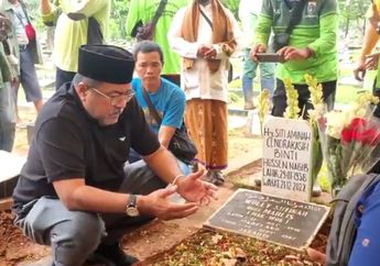 Tepati Janji, Rano Karno Langsung Ziarah ke Makam Aminah Cendrakasih Setelah Pulang dari Singapura