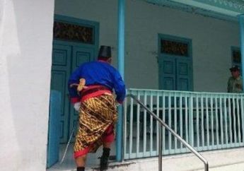 BENTROK di Keraton Solo Pecah, Dua Kubu Bangsawan Saling Serang, 4 Orang Terluka hingga Cucu PB XIII Ditodong Pistol