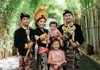 Rayakan Natal 2022, Tengok Gaya Ruben Onsu dan Sarwendah saat Menjelma bak Keluarga Bangsawan, Kompak Pakai Outfit Branded dari Kaki hingga Ujung Kepala