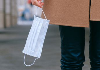 Bikin Elus Dada, Aksi Pria Lempar Duit Segepok Pada Pelayan, Ngamuk Dilarang Masuk Restoran Gegara Tak Pakai Masker