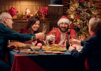 Termasuk Menyembunyikan Sapu hingga Melempar Sepatu, Inilah Tradisi Natal yang Unik dari Berbagai Negara di Dunia