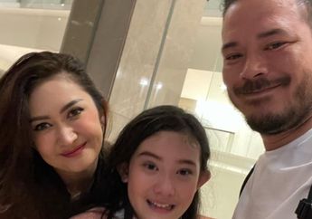 Nafa Urbach Meriahkan Natal 2022 Bareng Mantan Suami, Pose Manisnya Bersama Zack Lee Bikin Baper Bak Keluarga Utuh nan Harmonis