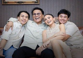 Yuni Shara Ikut Rayakan Natal 2022 Bareng Mantan Suami, Potret Kakak KD Bareng Keluarga Mantan Jadi Sorotan, Adem Banget!