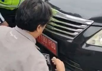 Jadi Malu Kan? Polisi Tangkap Pengendara Mobil yang Nekat Ganti Pelat Nomor Warna Merah Jadi Hitam, RF Pula