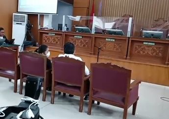 Sidang Kembali Digelar, Ferdy Sambo dan Putri Candrawathi Berjabat Tangan Saling Menguatkan