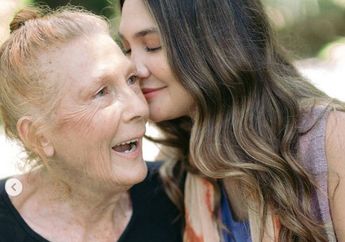 Luna Maya Unggah Foto Bareng sang Ibu, Paras Keduanya Jadi Sorotan