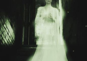 Viral! Penampakan Kuntilanak Nangkring di atas Tower Listrik, Warga Geger hingga Polisi Turun Tangan 