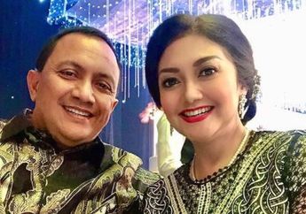 Mualaf di Masjid Istiqlal 10 Tahun Lalu, Intip Cantiknya Bella Saphira Saat Rayakan Lebaran dalam Balutan Kaftan dan Hijab Putih